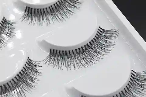 Set of false eyelashes in a white tray